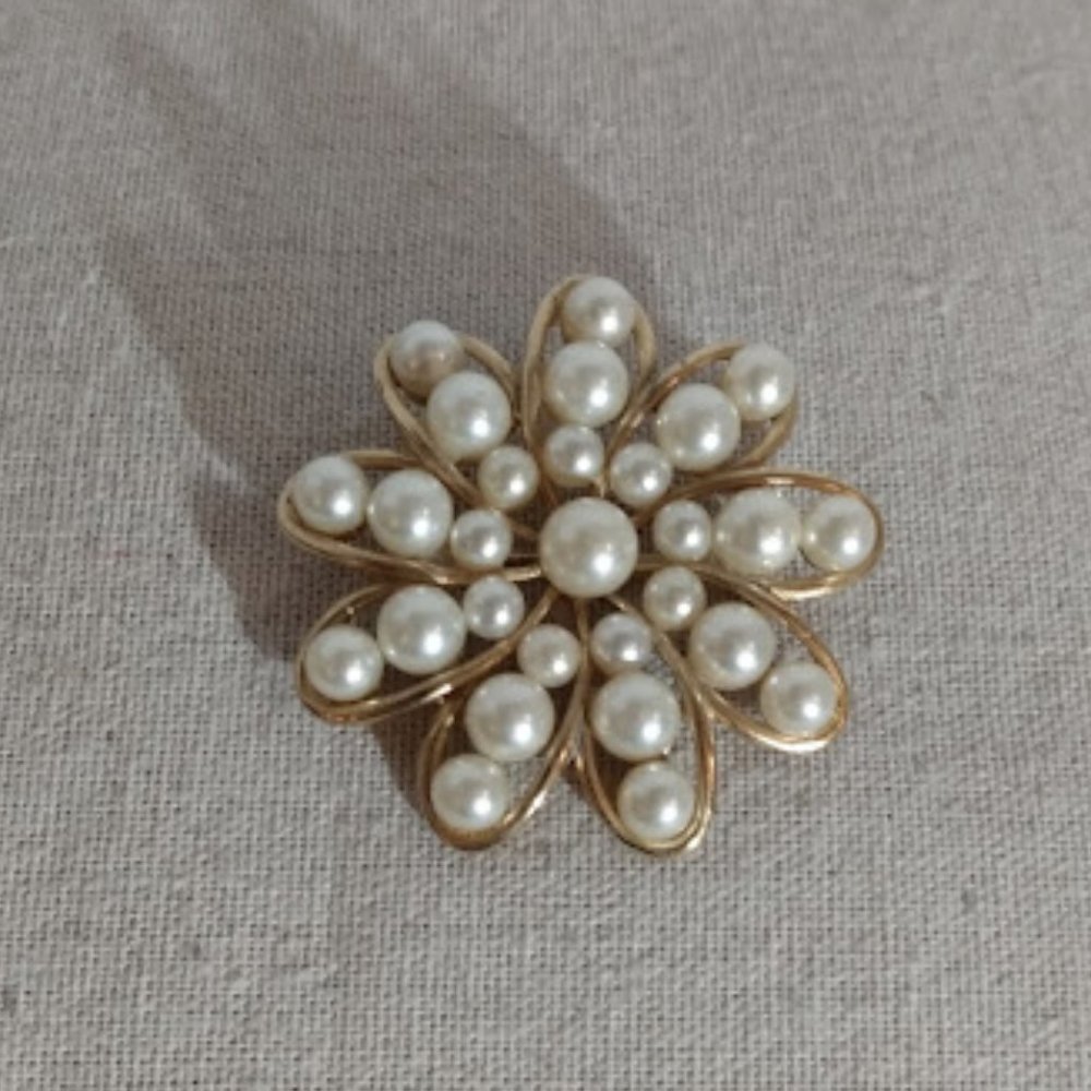 Marvella: Gold tone faux pearl flower brooch